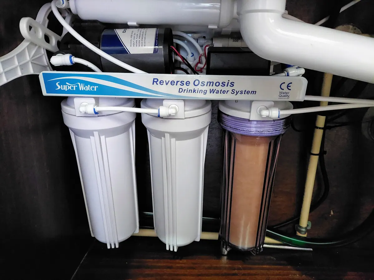 Clean drinking water station with filtration system